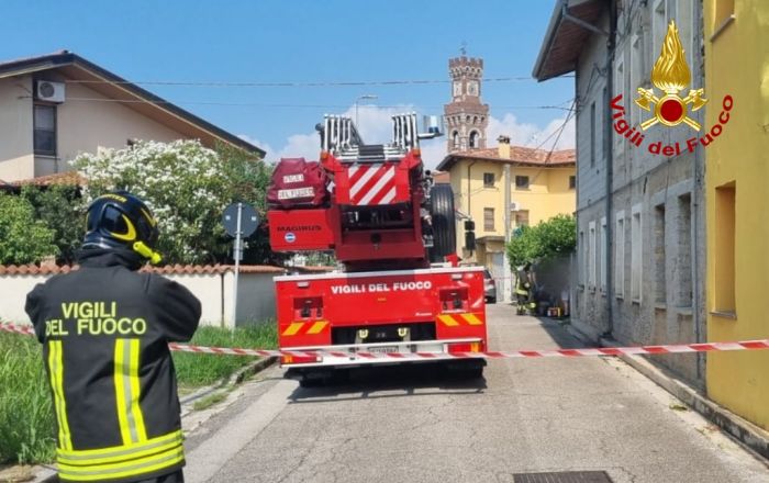 Principio d'incendio causa guasto su una linea elettrica vicino a casa in linea con tetto in legno