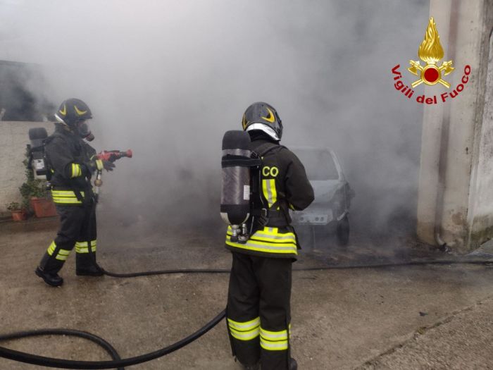 Fvg, incendio ad un'auto: provvidenziale intervento dei vigili del fuoco