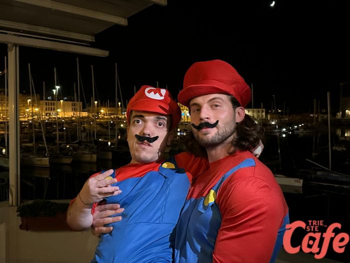 Il triestino Simone compie 30 anni e porta il "nano più famoso del web" a Trieste (VIDEO)