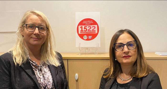 Violenza di genere, affisso cartello 1522 nella sede PD di Trieste