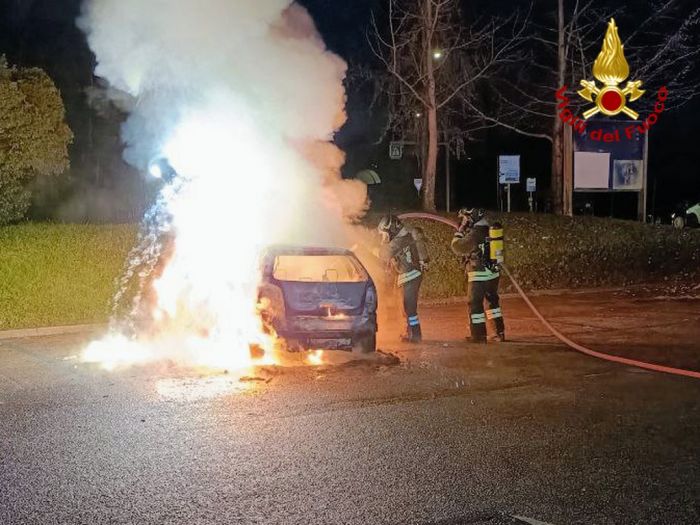 Fvg, incendio autovettura all'alba: macchina distrutta, nessuna persona coinvolta