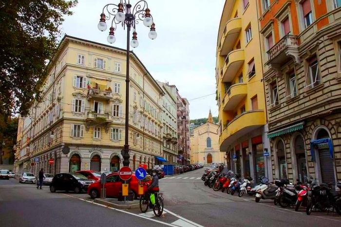 Trieste, anziana in lacrime in banca: sospetto raggiro sotto gli occhi di tutti, ma il gruppo sparisce nel nulla