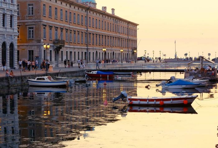 Trieste, città d’anima e di luce: dove anche la solitudine diventa occasione di rinascita collettiva