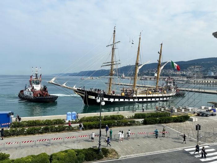 Nave Palinuro della Marina Militare è arrivata a Trieste