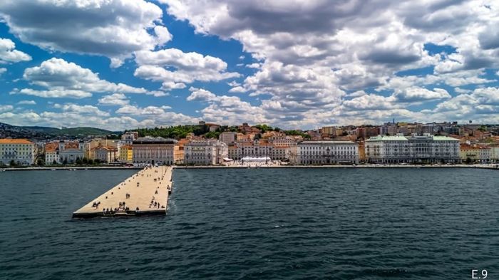 Trieste, travolta dalla Bora in scooter: “impossibile restare in piedi”, in 8 la aiutano