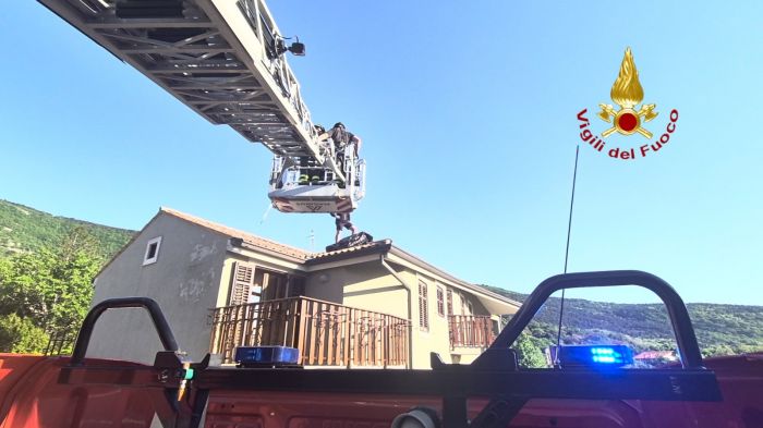 “Atterraggio sul tetto di una casa”, intervento spettacolare a San Dorligo: recuperato dai Vigili del fuoco
