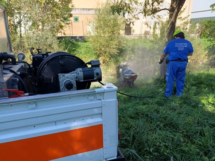 Abbandonato da tempo, scooter rimosso dal rio Ospo: Muggia dice stop al degrado