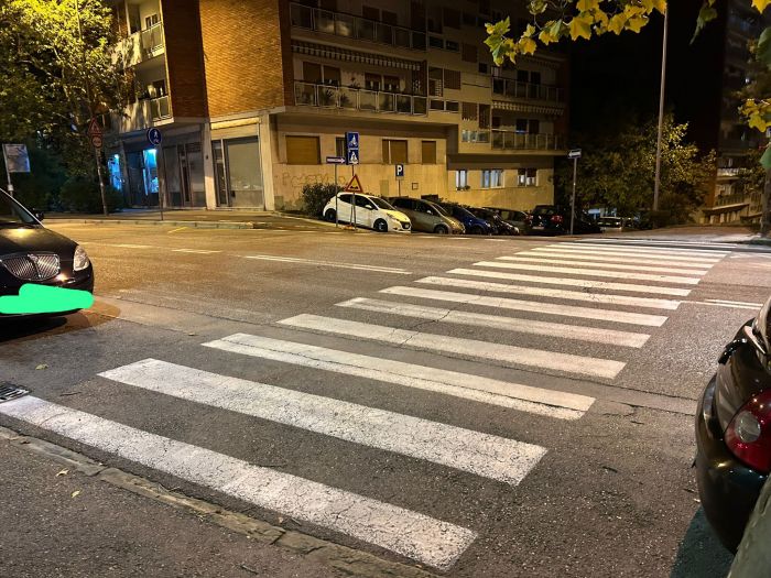 Investito sulle strisce in viale Campi Elisi: l’auto si ferma, ma poi scappa