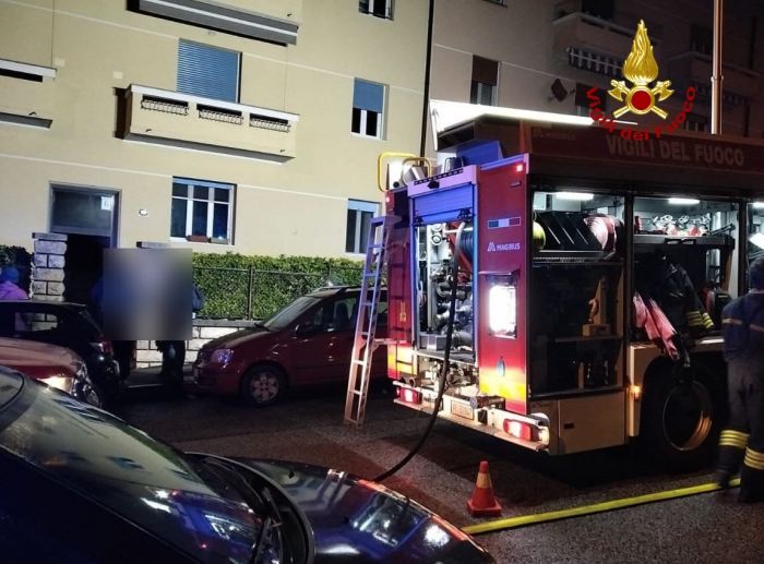  Incendio in una cantina in Gretta, evacuato uno stabile:  decine di residenti fuori casa e un intossicato
