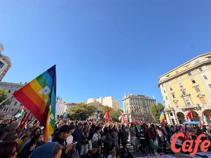Trieste, il corteo arriva in piazza Oberdan: studenti, famiglie e sindacati uniti per Gaza (FOTO-VIDEO)