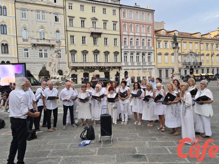 Emozioni in piazza: il coro “Amici per caso” conquista Trieste durante la Notte dei Saldi