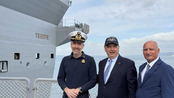 Dipiazza a bordo di Nave Trieste: “Simbolo d’orgoglio nazionale e del legame profondo con la nostra città”