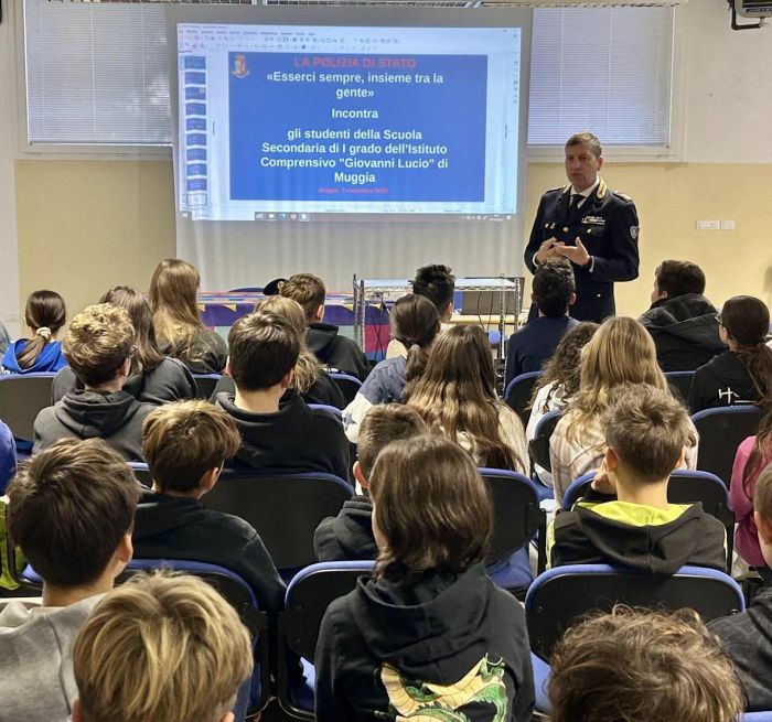 La Polizia incontra gli studenti del Giovanni Lucio di Muggia: una lezione sulla Costituzione
