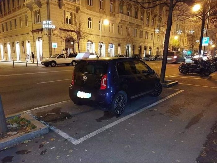 Miracolo urbano a Trieste: parcheggia in via Battisti e valuta di non muovere più la macchina
