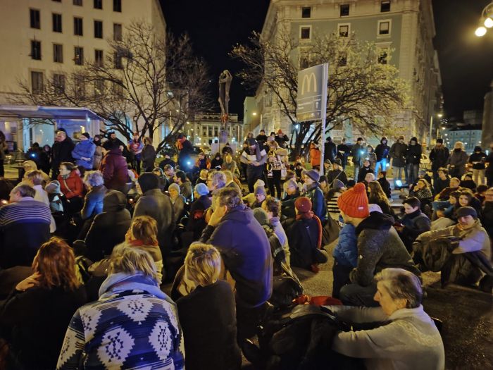 “Buio pesto”, a Natale Trieste scende in strada contro sgomberi, freddo e diritti calpestati
