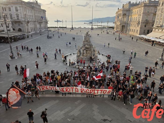 “Trieste merita rispetto!”: i tifosi della Triestina in piazza per chiedere chiarezza sul futuro del club