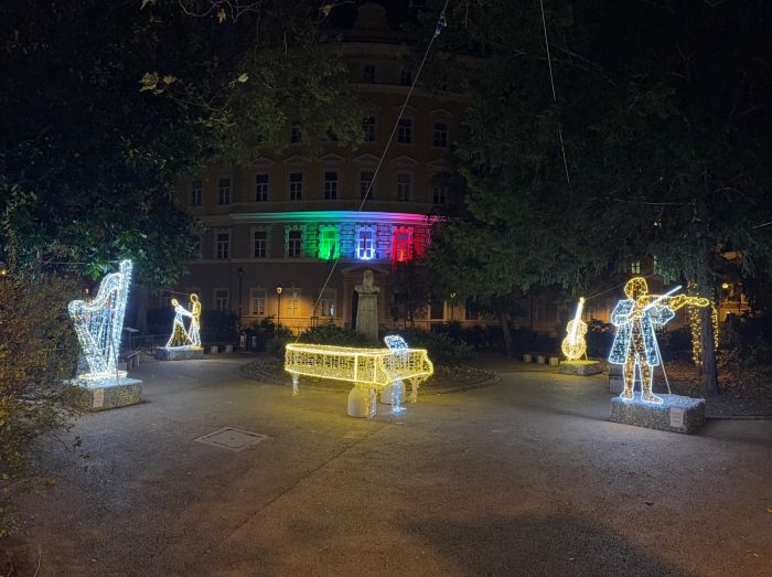Natale da fiaba a Trieste: piazza Hortis diventa un teatro luminoso sotto le stelle