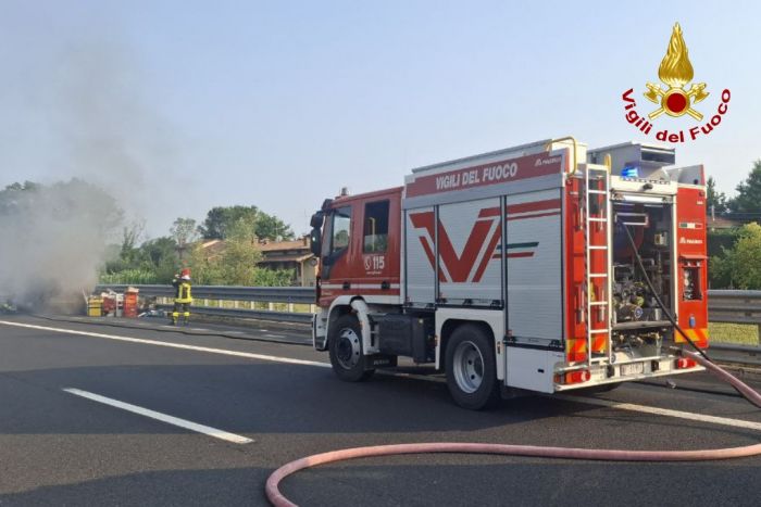 Paura in A28: furgone in fiamme ad Azzano Decimo, traffico bloccato
