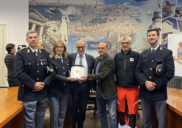 ASUGI, consegnato nuovo defibrillatore alla scuola allievi agenti della Polizia di Stato di Trieste (VIDEO-SERVIZIO)