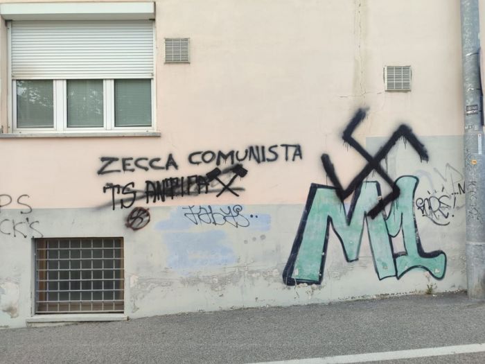 Shock in via Battera. simboli nazisti e scritte contro immigrati vicino all’oratorio: “Rimuoverle subito”