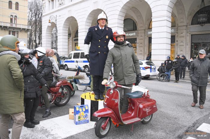 Rievocata a Trieste la tradizione della Befana: pacchi dono ai più piccoli e una tradizione che unisce la città