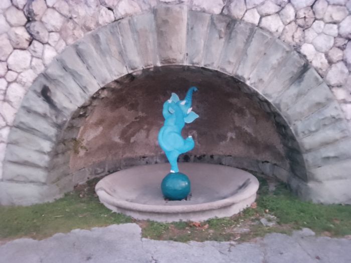 Banksy triestino, elefante azzurro su una palla all'ex Ospedale psichiatrico a San Giovanni