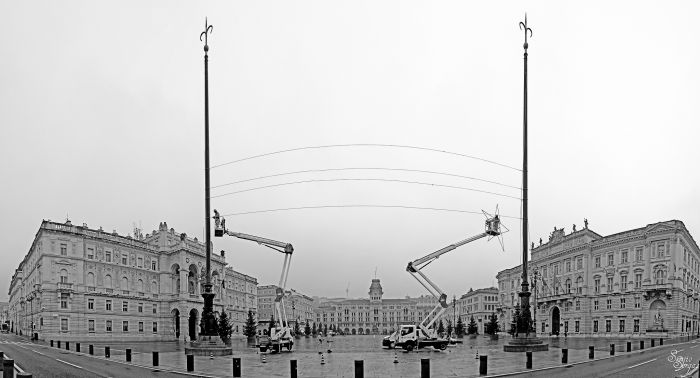Trieste spegne la magia: smontati gli arredi natalizi in Piazza Unità, la maxi stella lascia la scena