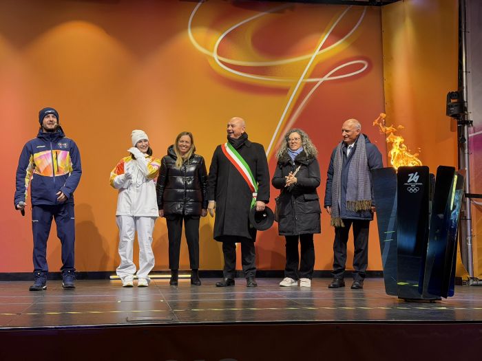 Fiamma Olimpica in piazza Unità: Trieste esplode di emozione e accende la festa Milano-Cortina 2026 (VIDEO)