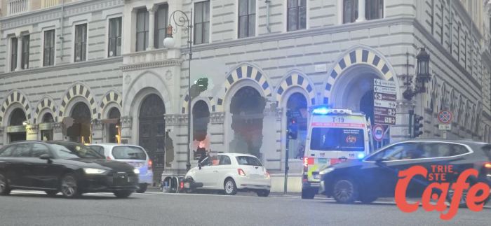 Scontro all’incrocio tra via Giulia e via Rossetti, scooterista finisce a Cattinara