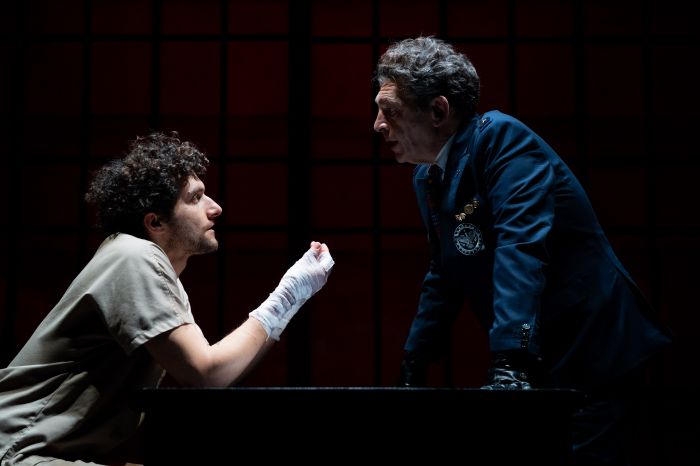 Il Teatro come atto di ribellione, al Bobbio arriva "A Mirror, uno spettacolo falso e non autorizzato"