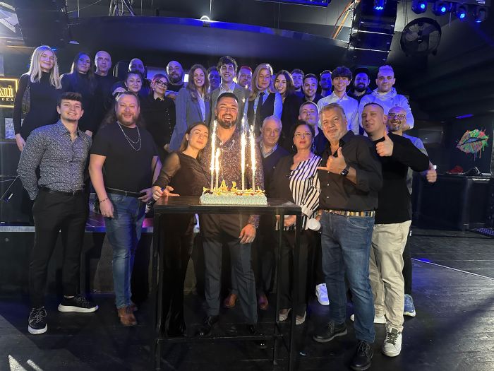 Una notte da re: I Am chiude per amore e festeggia a sorpresa i 42 anni di Tommaso Centazzo