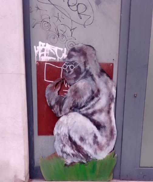 Primo Aprile, la provocazione del Banksy triestino: uno scimpanzè che scrive 
