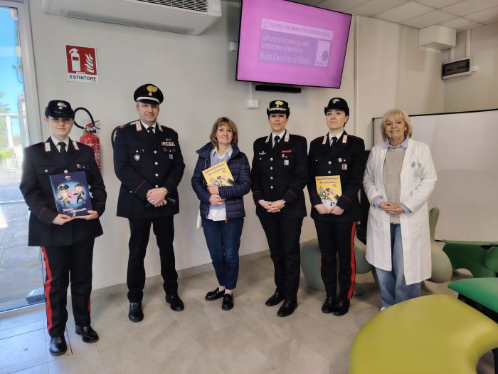 Carabinieri al Burlo, regali e sorrisi per i bambini: “Un gesto che porta serenità”