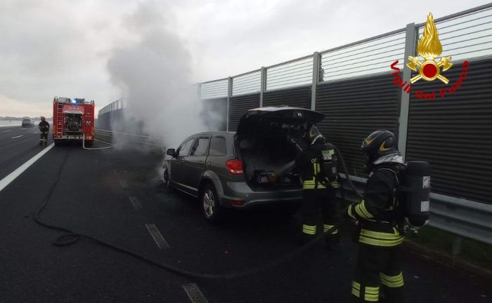 Paura sull’autostrada A4: auto in fiamme in Fvg, intervengono i Vigili del fuoco