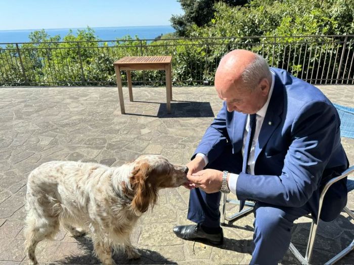 Trieste, il sindaco Dipiazza festeggia Ted: “Il vero padrone di casa compie 11 anni”