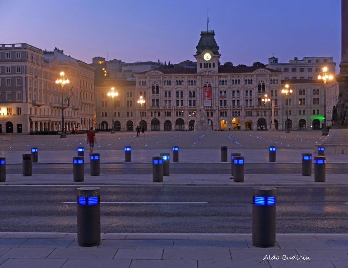 L'idea piena di morbin: "Flash mob tanga" per la Vigilia di Natale in piazza Unità?