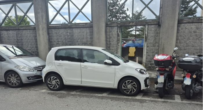 Cattinara, auto occupa lo spazio tra scooter e parcheggi: segnalazione infiamma i social