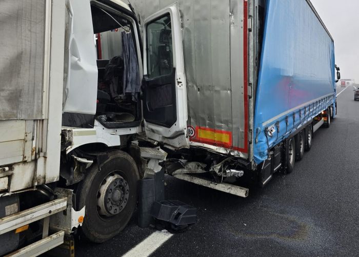 Scontro in A4 tra due mezzi pesanti, ferito un camionista