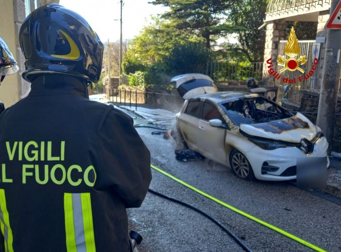Incendio in via Monte San Gabriele: auto elettrica in fiamme, evacuata una scuola