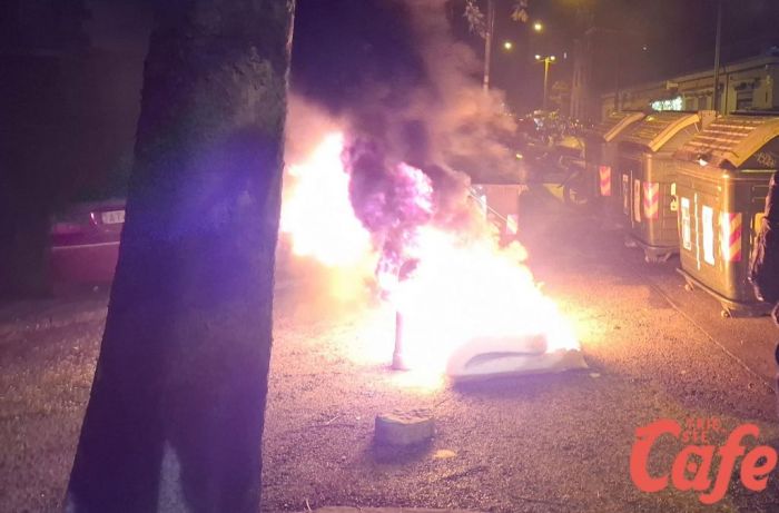 Piromane incendia un materasso in via Battera: intervento lampo di due ragazzi e arrivo dei vigili del fuoco