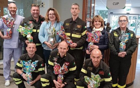 Al Burlo il cuore dei Vigili del Fuoco: uova di Pasqua e solidarietà per i piccoli pazienti
