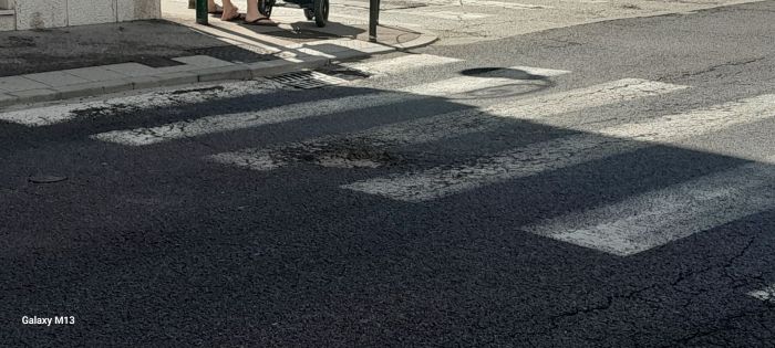 Via Mazzini angolo via Roma “Me son tombolada sulle strisce”: segnalazione di una triestina