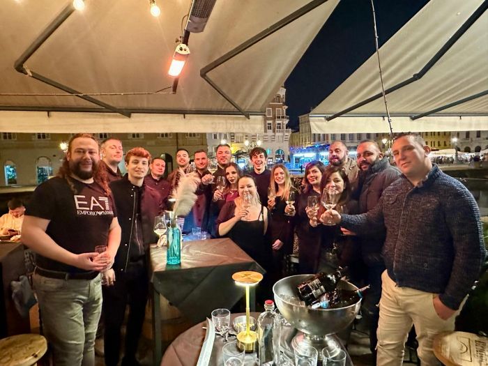 Brindisi e allegria sul Canal Grande: Tommaso Centazzo festeggiato a sorpresa dagli amici! (VIDEO)