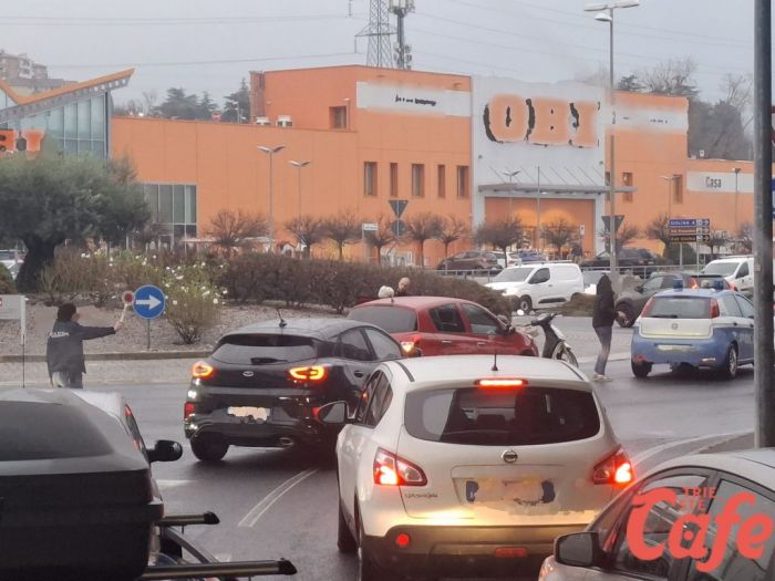 Scontro nella rotonda in via Flavia tra auto e scooter: traffico rallentato e polizia sul posto