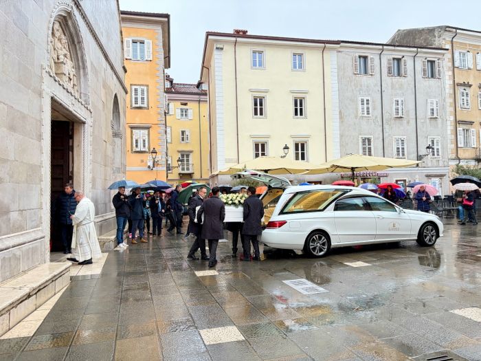 Uccide il figlio, un lungo applauso saluta il piccolo Giovanni