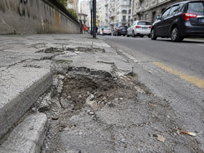 “Strade e marciapiedi da sistemare subito, girare un incubo”, triestino lancia la petizione online