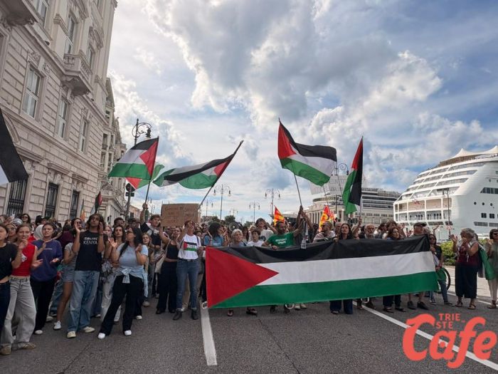 Trieste, in migliaia al porto per la Palestina: corteo anticipato, lungo serpentone in centro (FOTO)