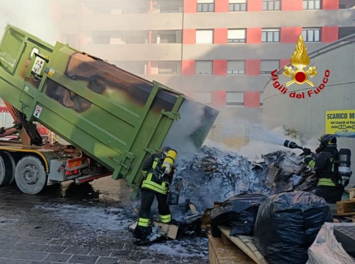 Incendio in via Giulia: compattatore scarrabile in fiamme, Vigili del Fuoco in azione