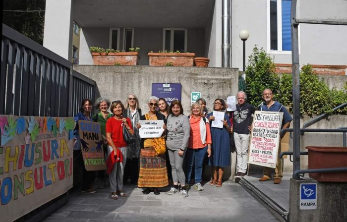 NO ALLA CHIUSURA DEI CONSULTORI ”,  striscione sull’edificio di via San Marco