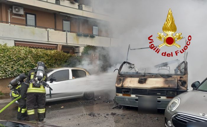 Trieste, incendio all'alba in via Puccini: camper distrutto dal fuoco, coinvolti anche altri veicoli (VIDEO)